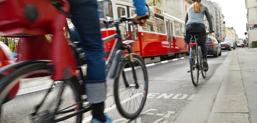 Wann darf man nach einer Hüftoperation wieder Fahrrad fahren? (Foto: AdobeStock - Timelynx)