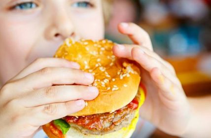 Armut und ungesunde Ernährung: Eine komplexe Problematik (Foto: AdobeStock - Irina Schmidt 126508219)