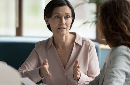 Neues Gruppenangebot Raum zum Reden stärkt Schlaganfallbetroffene und (Foto: AdobeStock - fizkes - 568710235)