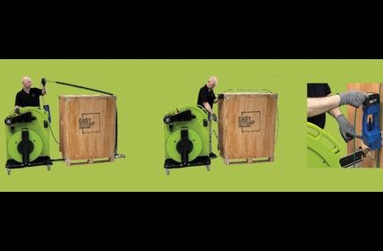 Manuelle Palettenumreifung belastet Rücken, Knie und Schultern erheblich (Foto: EasyStrap Packaging GmbH)