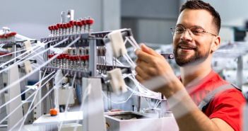 Medi sichert veraltete Maschinenkommunikation mit edge.SHIELDOR und moderner (Foto: TRIOVEGA GmbH, 2026)