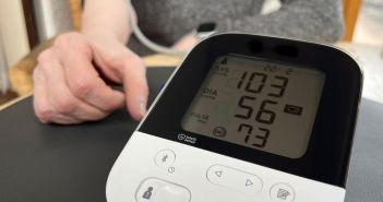 Optimale Blutdruckkontrolle mit geprüften Geräten: Sicherheit, Komfort und (Foto: TÜV SÜD)