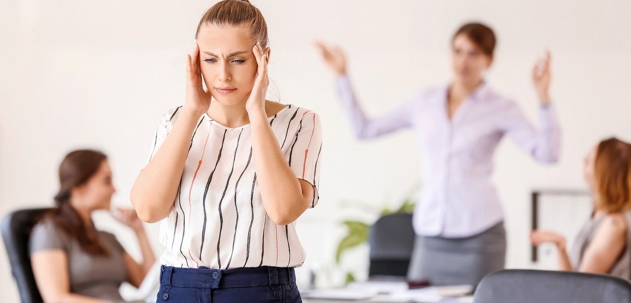 Die Arbeitsstättenverordnung definiert gesetzlich präzise Bürolärmgrenzwerte ab 35 (Foto: AdobeStock - Pixel-Shot - 401519309)